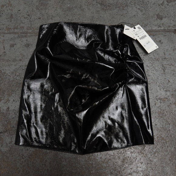 BNWT Y2K Zara Pleated Faux Leather Mini Skirt Black XS - Picture 4 of 5